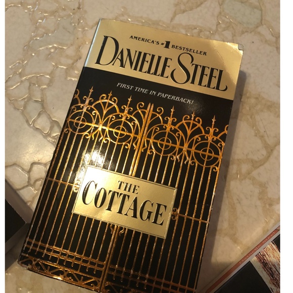 Lot of 4 books by Charlaine Harris (True Blood) and Danielle Steel - Picture 4 of 5